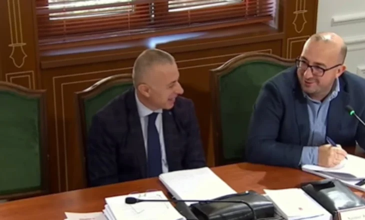 “Qafsh mua ka ngelur ndonjë demokrat në administratë?”/ Deputeti i PD ironi me nëpunësit civilë