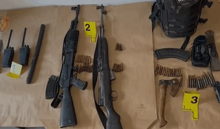Qarkullonin të armatosur dhe të pajisur me radio si të Policisë, vihen në pranga dy persona në Tropojë
