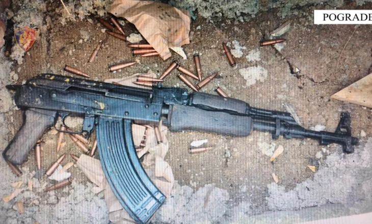 Qëlluan me armë kallashnikov banesën e 42-vjeçarit, arrestohen dy 16-vjeçarë në Pogradec, armën e fshihnin tek… një varr