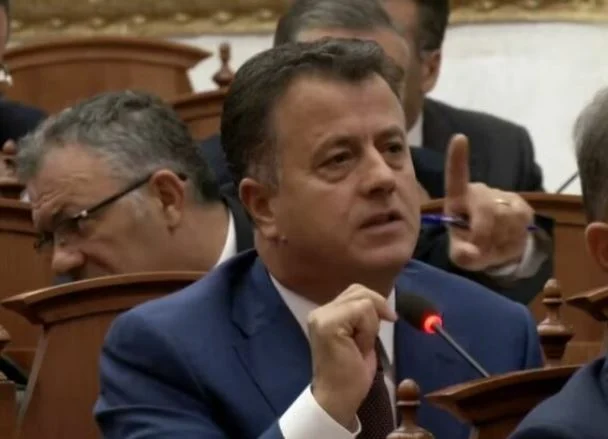 “Qeveria duhej të kishte rënë”/ Vrasja e gjyqtarit, Noka me tone të forta nga Kuvendi: Dy ministrat zgërdhihen…