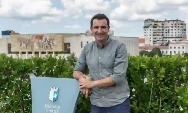 Qeveria e shkarkoi si kryetar i Bashkisë së Tiranës, Gjykata Kushtetuese sfidon Ramën dhe thërret Veliajn të jetë i…