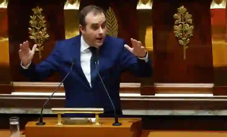 Qeveria franceze i mbijeton me vështirësi votës së mosbesimit, kryeministri i sapoemëruar ia del të qëndrojë në pushtet
