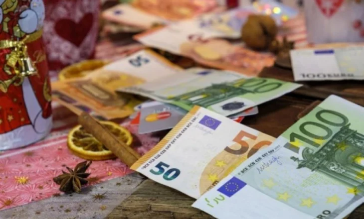 Qeveria sllovene konfirmon: Do të futet bonusi i detyrueshëm i Krishtlindjes