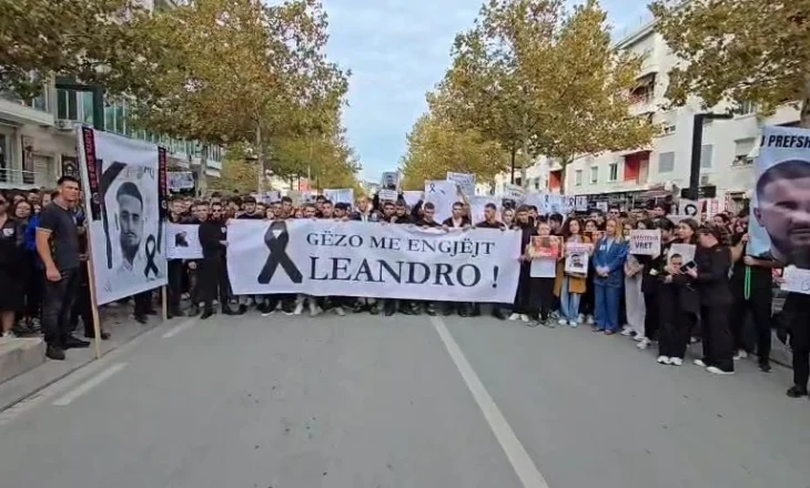 Qindra qytetarë marshojnë në rrugët e Vlorës për 17-vjeçarin që u vra në aksident