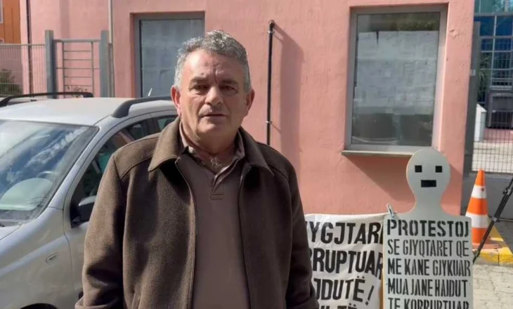 Qytetari nga Bulqiza proteston para SPAK: Më kanë zvarritur çështjen prej 10 vitesh
