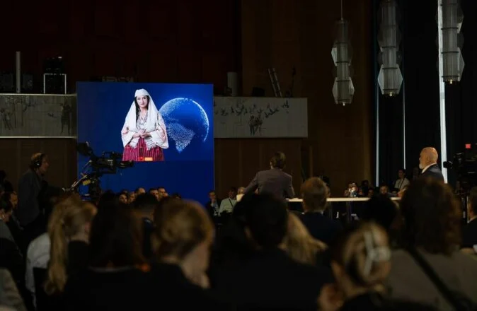 Rama me batuta në Berlin: ‘Diella’ është shtatzënë, pret 83 fëmijë! Do të shërbejnë si asistentë për.. (VIDEO)