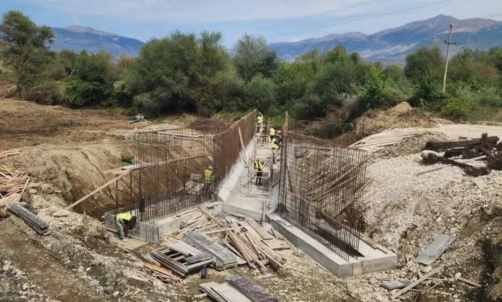 Rama ndan pamje nga punimet për ndërtimin e urës së Viroit: Do të përmirësojë qarkullimin në hyrje-daljet e Gjirokastrës