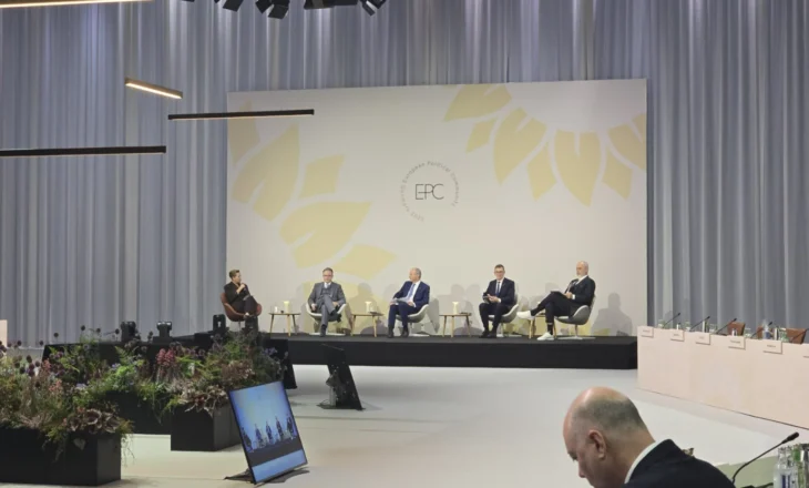 Rama publikon fotoalbumin nga Samiti i Komunitetit Politik Europian në Kopenhagen: Krenar për Shqipërinë