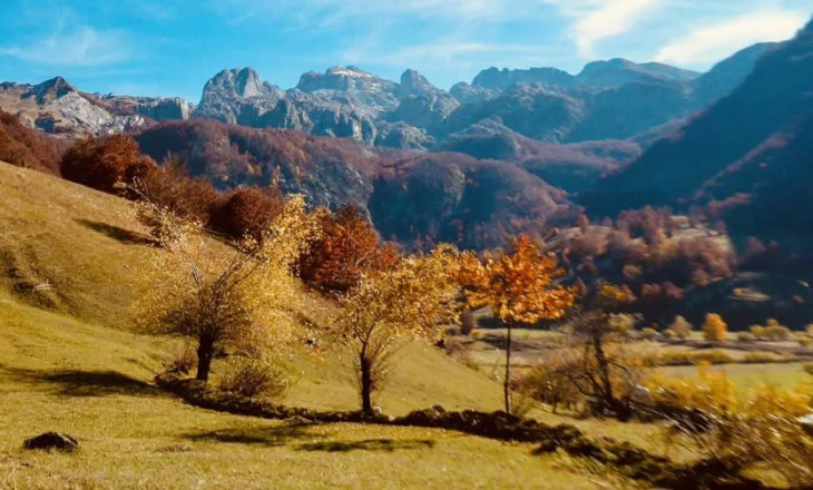 Rama uron një të diel të bukur, me ngjyrat magjike të kësaj vjeshte në Lepushë