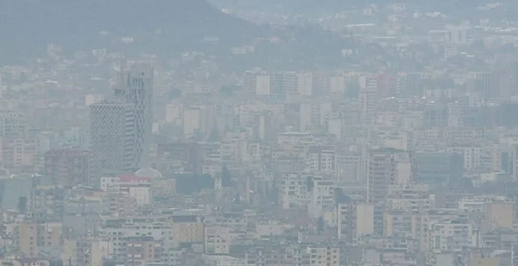 RAPORTI/ Vdekjet nga ajri i ndotur në Shqipëri, 3 herë më të larta se në BE