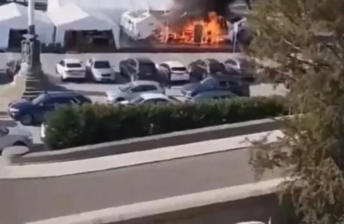 Reagon autori i zjarrit përpara parlamentit serb: Më shqetësonin tendat, doja ta shkatërroja kampin