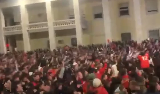 Rei Manaj çon peshë shqiptarët, ja festa në Tiranë pas golit kundër Serbisë (VIDEO)