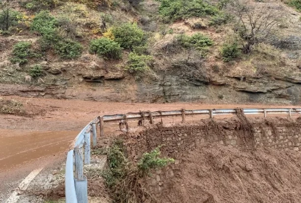 Reshje të dendura shiu në Mirditë, dëmtohen disa ura
