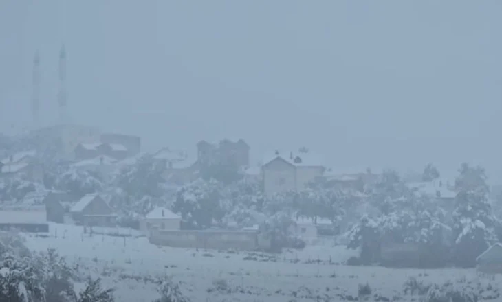 Reshjet e dendura të dëborës në Tropojë, bllokohen dy të moshuar në stan