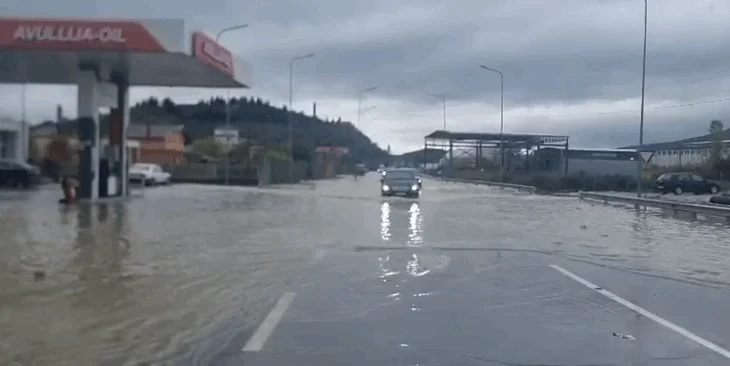 Reshjet e shiut përmbytin Shkodrën, ja zonat më të rrezikuara