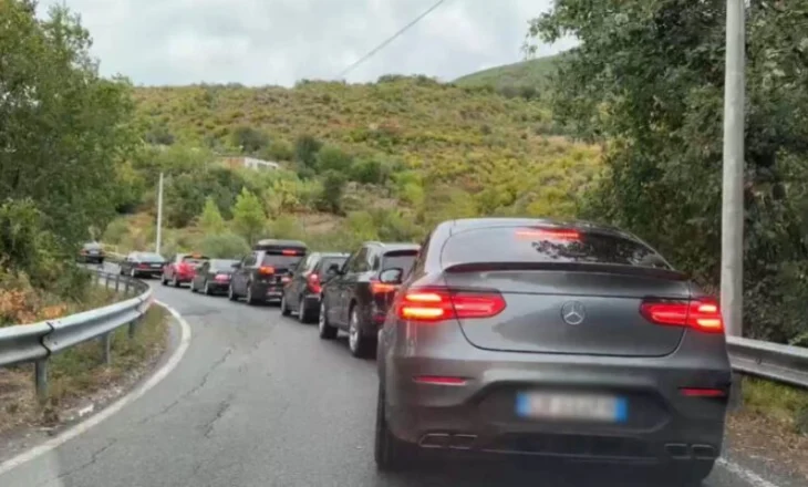 Reshjet e shiut sjellin trafik të renduar në aksin Lezhë-Milot, radhë të gjatë mjetesh prej disa orësh