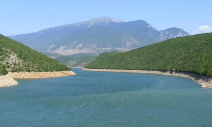 Reshjet përmirësojnë situatën hidrike, rrënojat e Kukësit të Vjetër mbulohen sërish nga uji