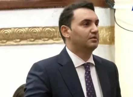 Revoltohet Këlliçi: Kuvendi e cilëson Enver Hoxhën si personalitet! Kjo është skandaloze