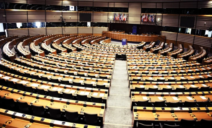Rezoluta më e ashpër për Serbinë/ PE dënoi fuqishëm polarizimin politik, qasjen pro-ruse dhe shtypjen shtetërore