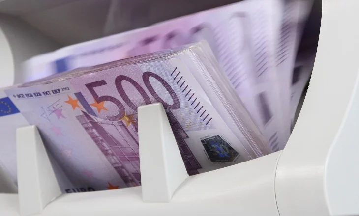 Rishikim i buxhetit, më shumë para se planifikimi/ Performojnë mirë Tatimet dhe Doganat, fonde ministrive të reja