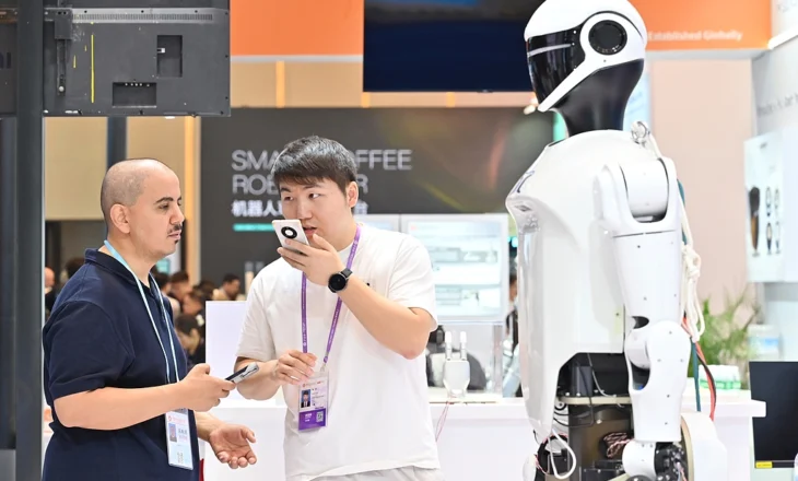 Robotët marrin vëmendjen qendrore në Panairin e Kantonit