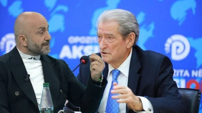 Romeo Kara shpërthen ndaj Sali Berishës dhe kërkon të ndiqet penalisht për krime lufte, ja si ish-kryeministri…