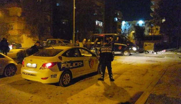 Rrahën policin dhe thyen kamerat bashkë me derën e komisariatit, 2 të arrestuarit janë djemtë e Valbona Selimllarit