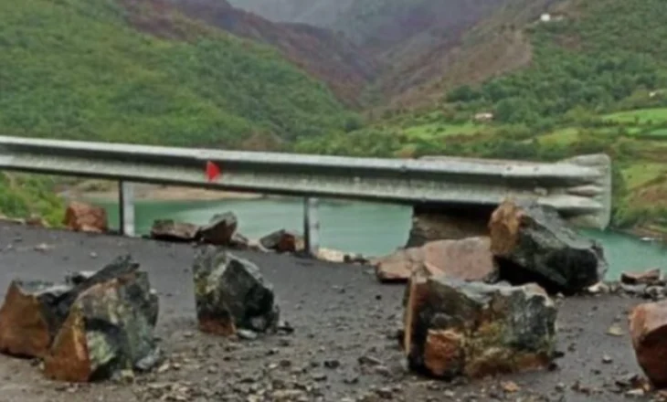 Rrëshqitje gurësh në aksin kombëtar Burrel-Skuraj, bllokohet qarkullimi tek Ura e Ulzës