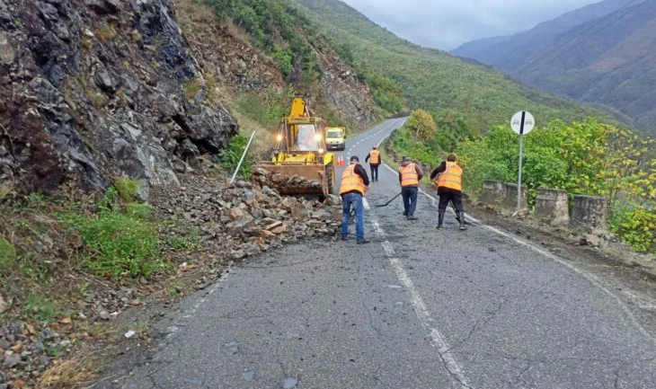 Rrëshqitje gurësh në rrugën nacionale Burrel–Skuraj, problem me qarkullimin e mjeteve