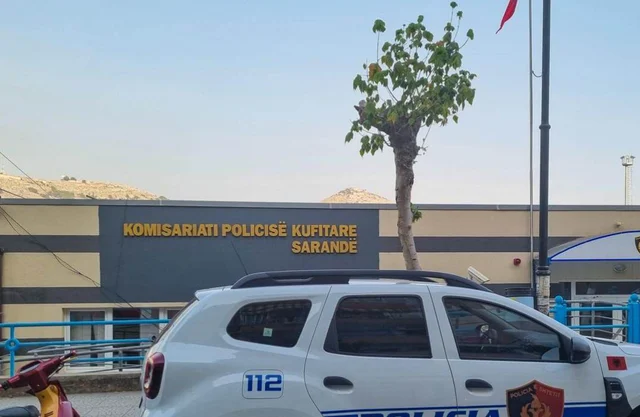 Rreth 80 kg drogë u zbulua në gomonen e fundosur/ Kontrolle në disa banesa në Sarandë, çfarë dyshohet