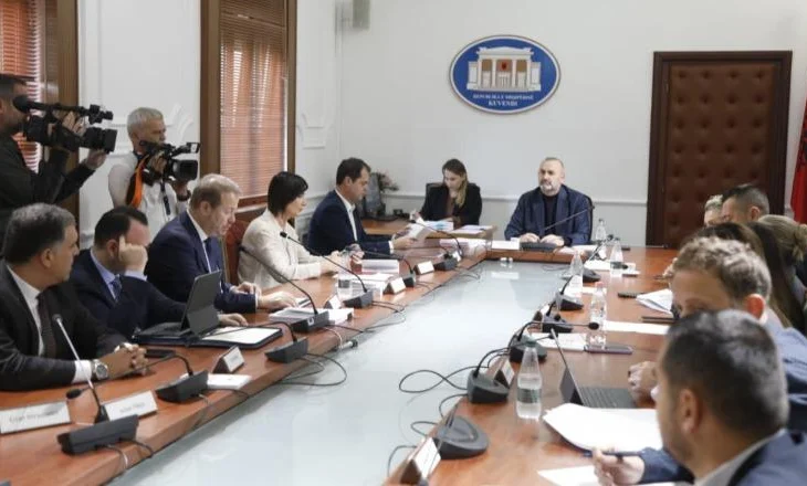 Rrëzohet kërkesa e opozitës për shkarkimin e Presidentit Begaj, 5 vota por dhe 9 kundër