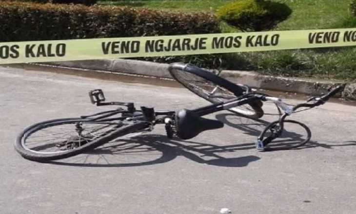 Rrëzohet me biçikletë dhe bie në kanal, humb jetën i moshuari në Fier