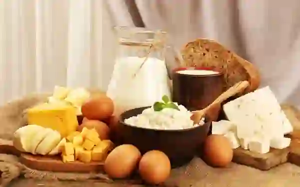 Rritet ndjeshëm importi i bulmetit: Shqipëria po ngopet me qumësht nga jashtë, ndërsa bie numri i lopëve