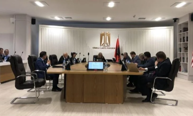 Rroga pa punë/ Prokurori i shkarkuar vazhdon të marrë 70% të pagës edhe pas pensionit