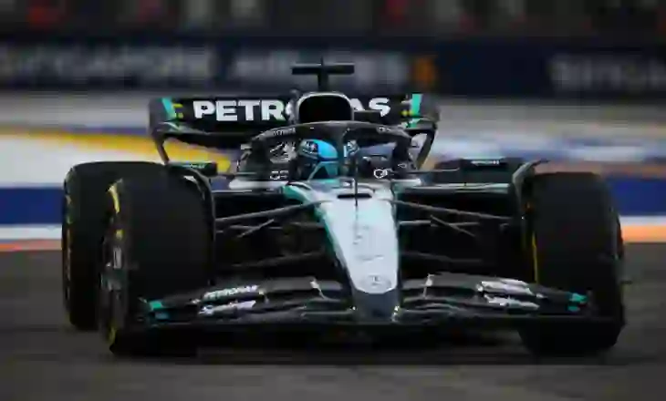 Russell surprizon dhe siguron “pole position” në Singapor, Verstappen më mirë se rivalët e McLaren