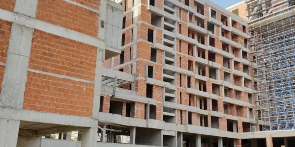 Sa do të rritet taksa e ndërtesës për shtëpitë dhe dyqanet për 119 zona në rrethe