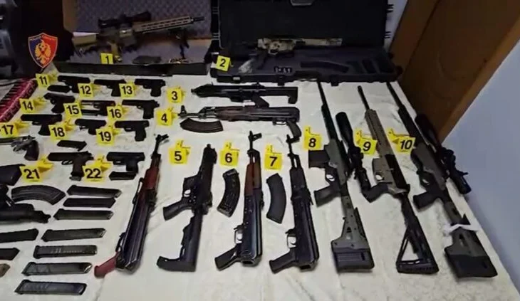 Sa për të furnizuar një ushtri! Zbulohet furgoni me armatim në qendër të Tiranës (Video)