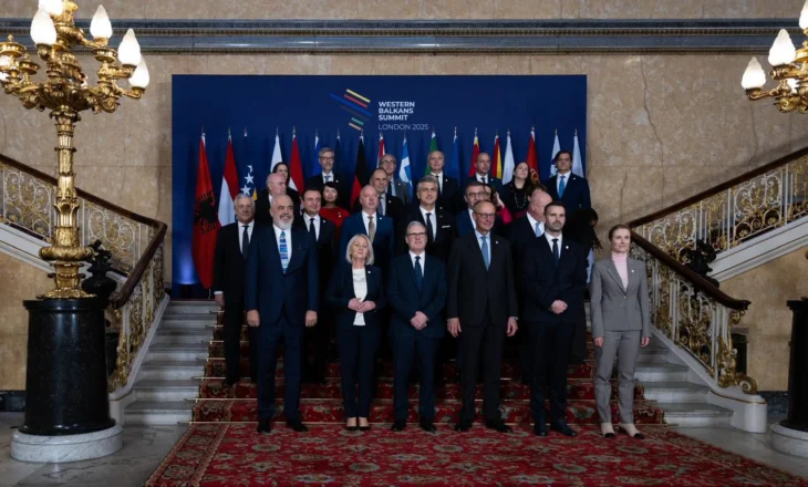 Samiti i Procesit të Berlinit në Londër, Rama krah Starmer e Merz në foton familjare