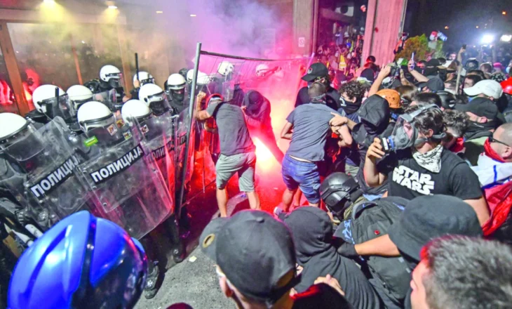 Serbia në “zonën e rrezikut”, studentët kërcënojnë të rrëzojnë Vuçiçin, pse protesta e 1 nëntorit mund të jetë dështim