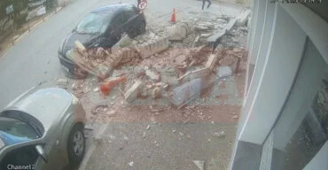 Shembet ballkoni dhe ‘përfundon’ në trotuar, shihni si shpëton mrekullisht gruaja (VIDEO)