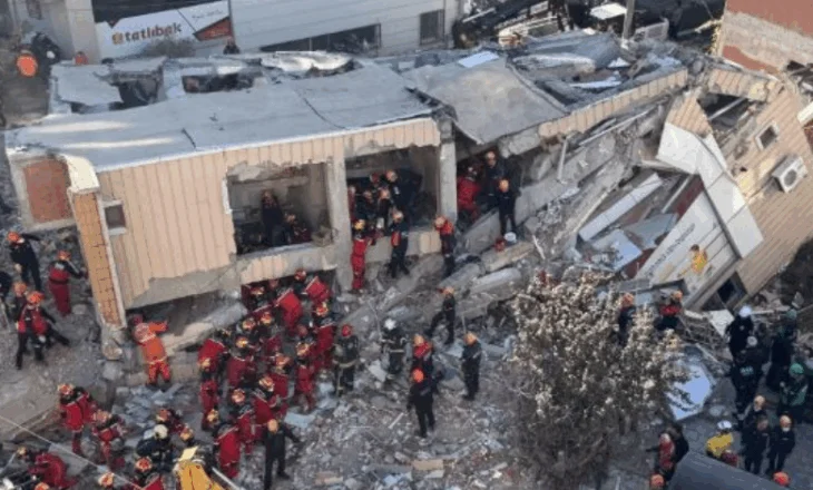 Shembet ndërtesa 7-katëshe në Stamboll, 5 persona të bllokuar nën rrënoja