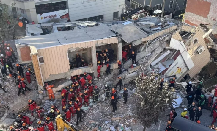 Shembet ndërtesa 7-katëshe në Turqi, një familje mbetet nën rrënoja