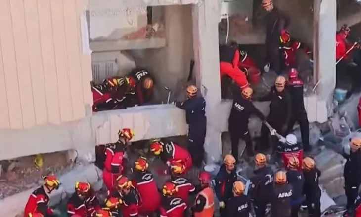 Shembet ndërtesë shtatëkatëshe pranë Stambollit, agoni për familjen me tre fëmijë të bllokuar nën rrënoja