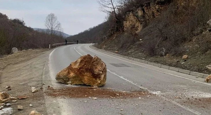 Shembje masive dherash në Pukë – Fushë Arrëz nga moti i keq, bllokohet segmenti rrugor (VIDEO)