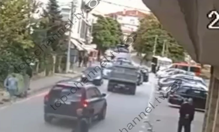 Sherr me thika dhe shkopa bejsbolli mes disa personave në Bilisht, dy të plagosur