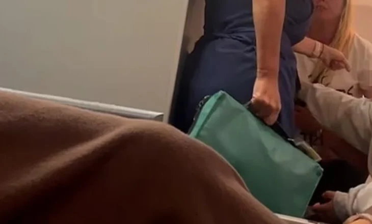 Sherr në avion mes pasagjeres dhe stjuardesës, piloti detyrohet të bëjë ulje emergjente në Kretë. Pamjet bëhen ‘virale’