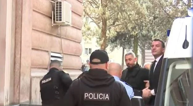 Shfaqet i buzëqeshur/ La qelinë për herë të parë nga 10 shkurti, Veliaj hyn me pranga në Gjykatën Kushtetuese