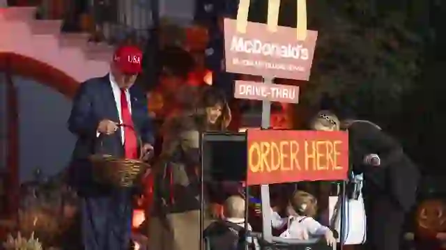 Shfaqja e Halloween-it në SHBA! Nga sozia e tij tek qindra fëmijë ‘superheronj dhe dinosaurë’ priten nga Trump dhe Melania