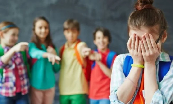 Shkak dhuna dhe bullizmi nga bashkëmoshatarët, 14-vjeçarja hidhet nga kati i tretë i pallatit