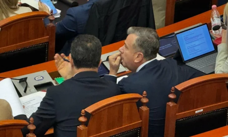 Shkarkimi i Kryetarit të Kuvendit, Peleshi ulet me grupin e PS, seanca drejtohet nga…